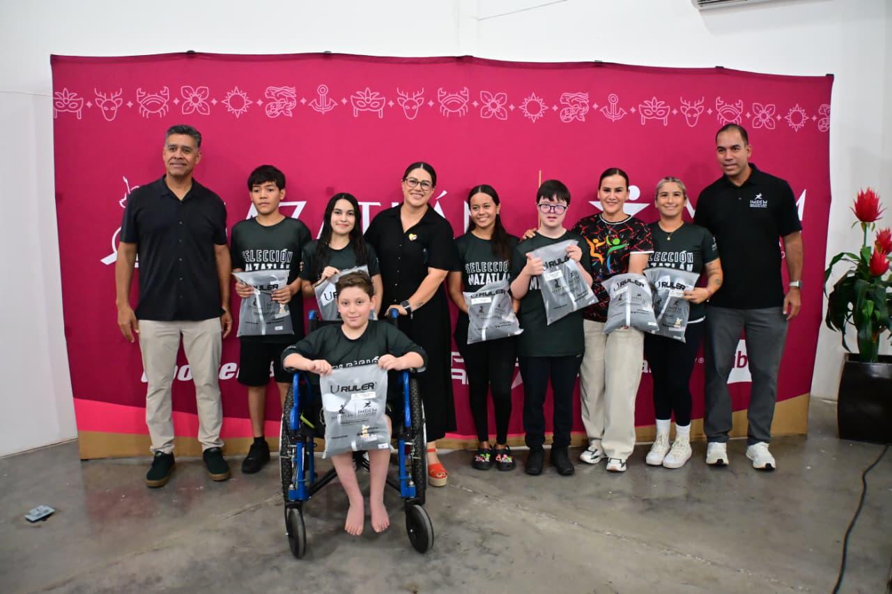 $!Atletas mazatlecos reciben uniformes para la Paralimpiada Conade