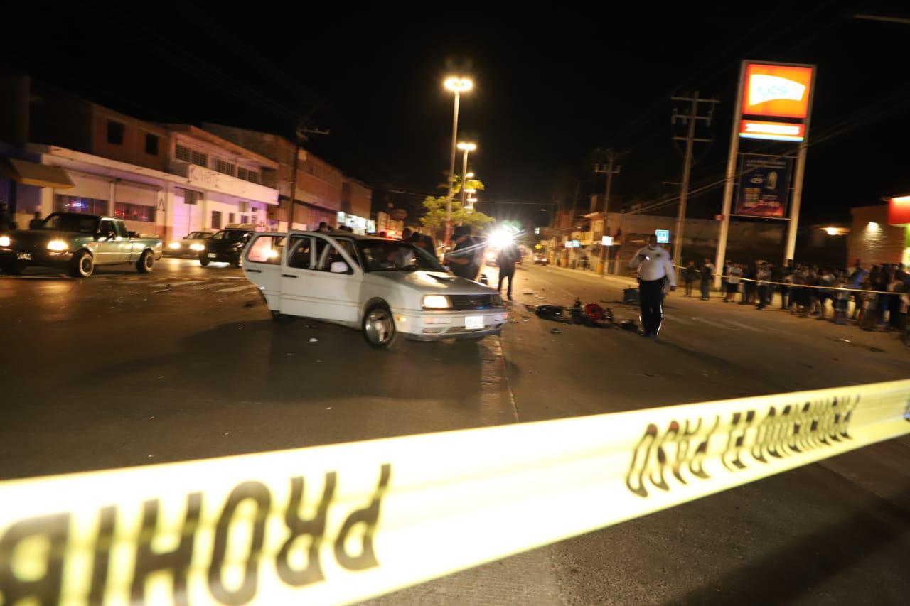 $!Un menor y dos hombres muertos deja choque entre automóvil y motocicleta en Mazatlán