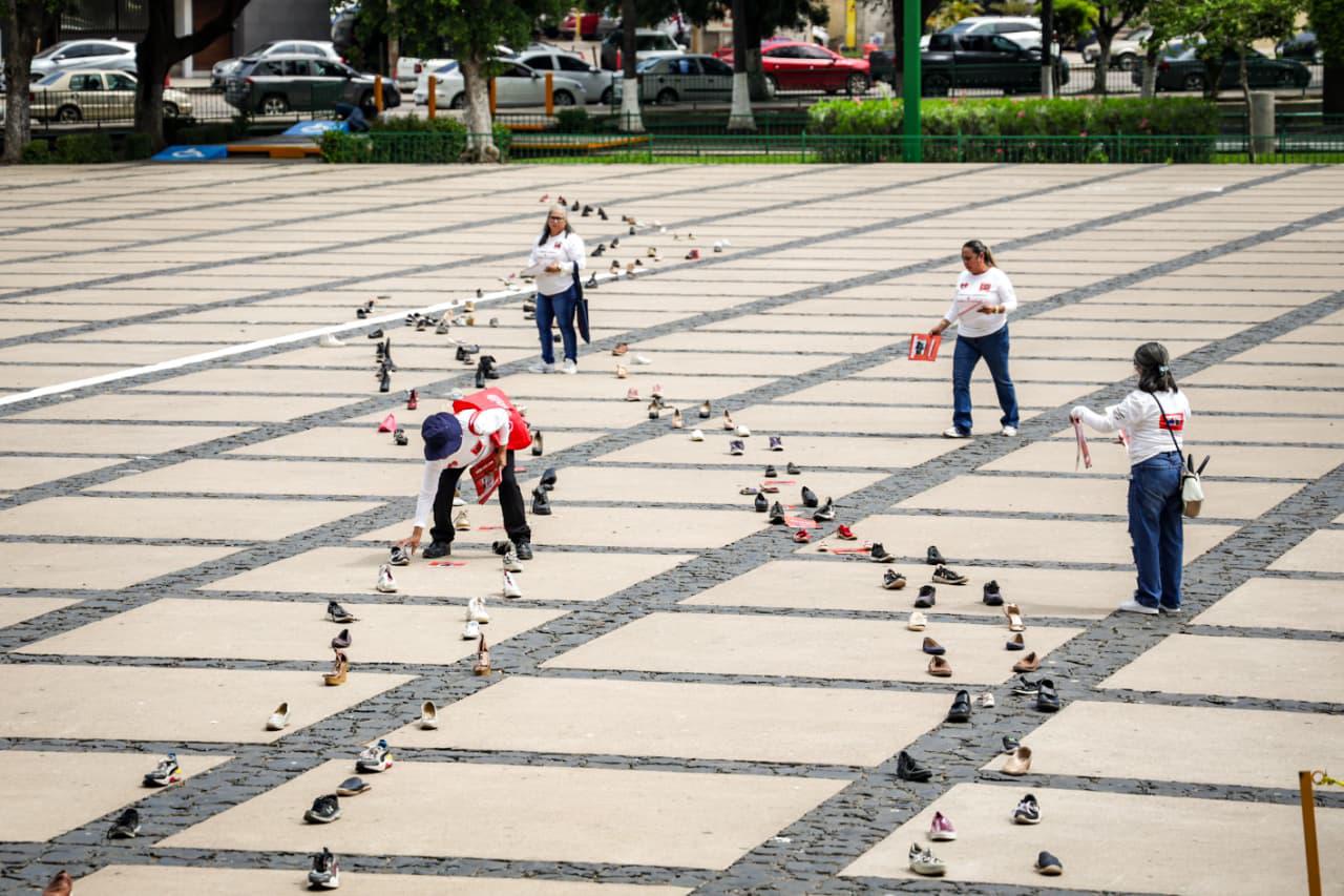 $!El camino de zapatos de los desaparecidos: dolorosa manifestación de madres buscadoras