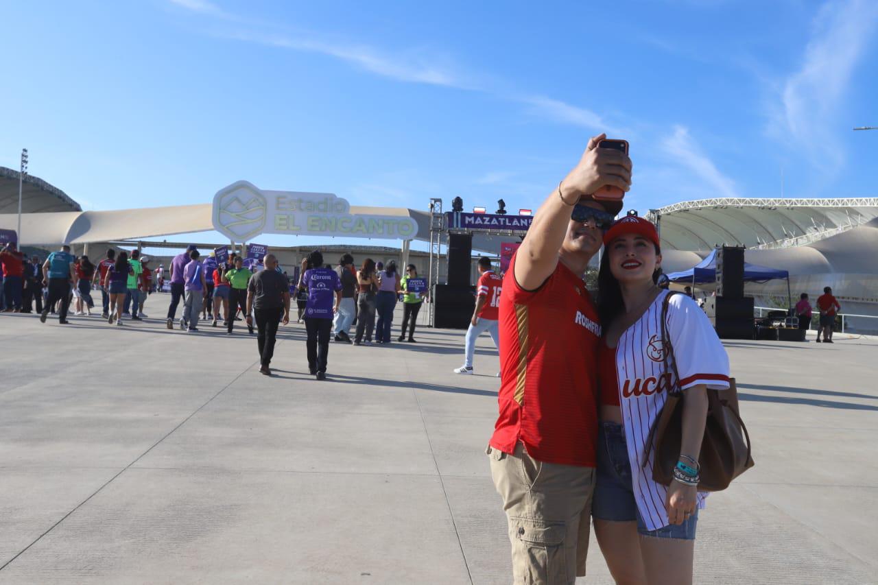 $!Aficionados inmortalizan el momento con una selfie en la última ocasión de Mazatlán FC en casa.