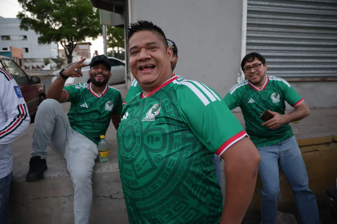 $!El Mundial también se espera en la banqueta y se combina con el trabajo en Culiacán