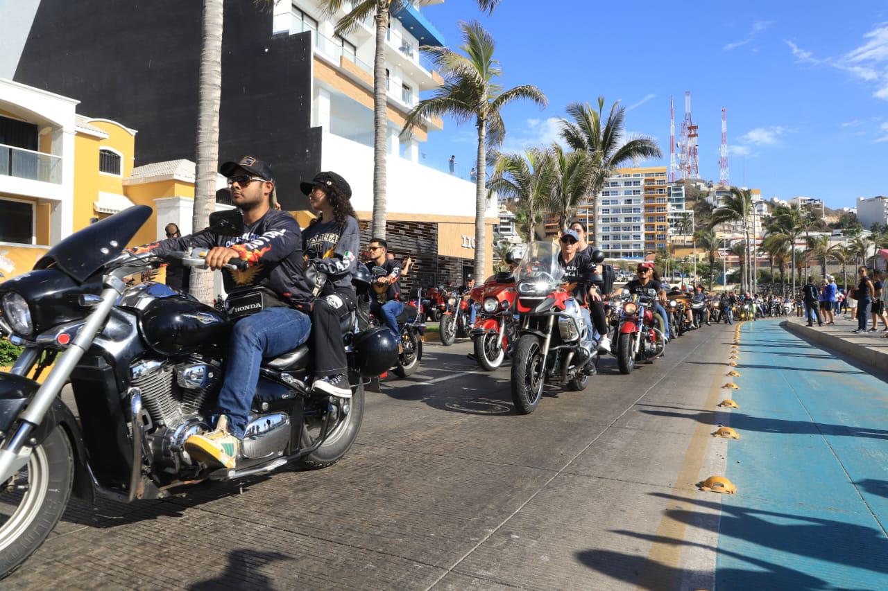 $!Cientos de motociclistas recorren el paseo costero de Mazatlán dentro de la Semana de la Moto
