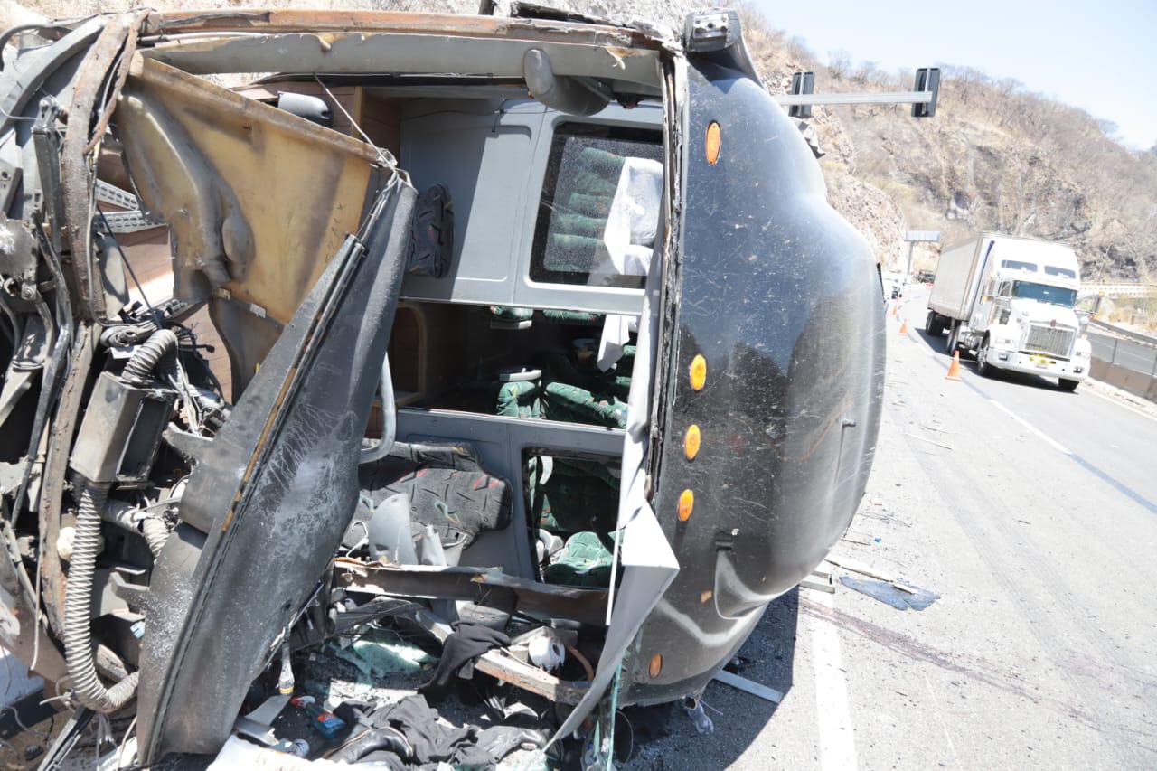 $!Accidente de autobús grupo musical del exvocalista de La Adictiva, “Memo” Garza, en la autopista Mazatlán-Durango