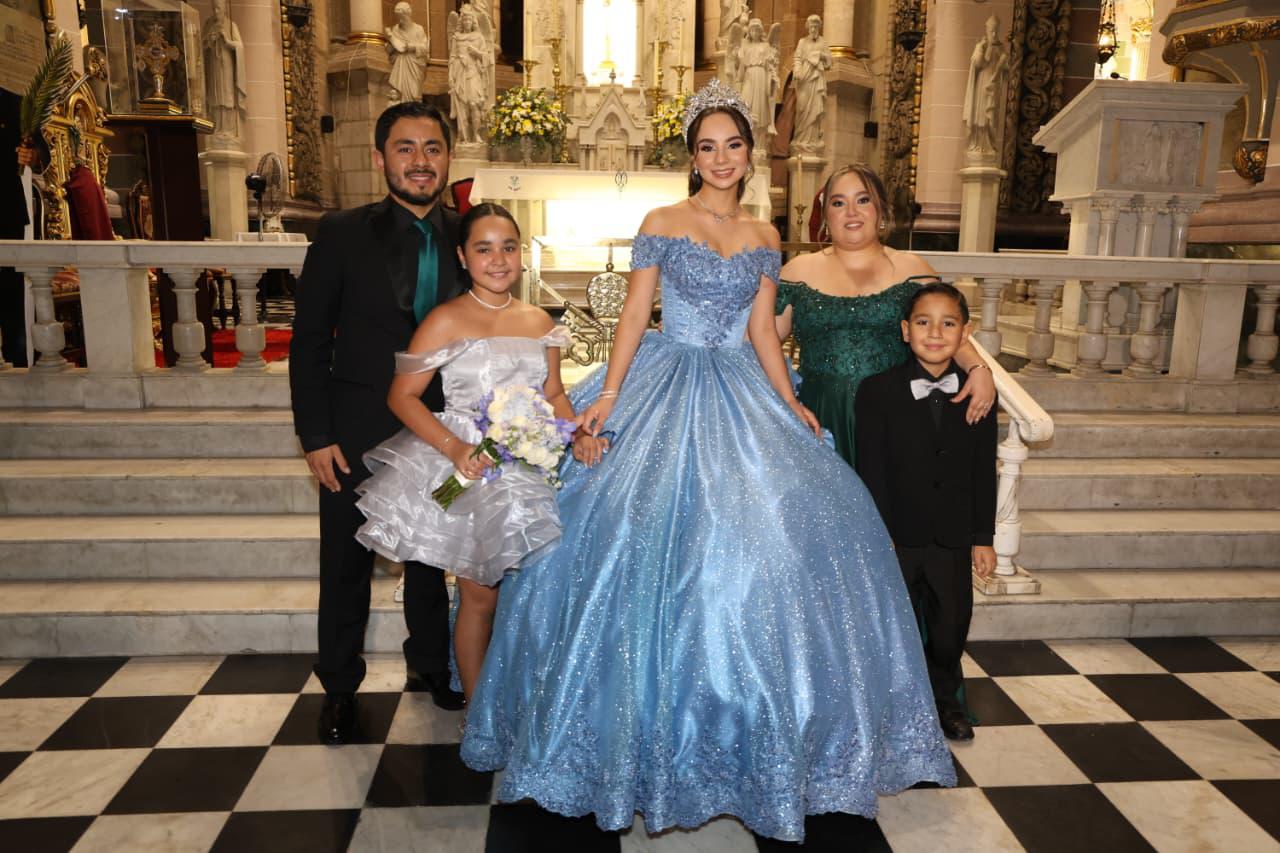 $!La festejada entre Carlos Cruz y Teresa González, y sus hijos Alessandra y Carlos Cruz.