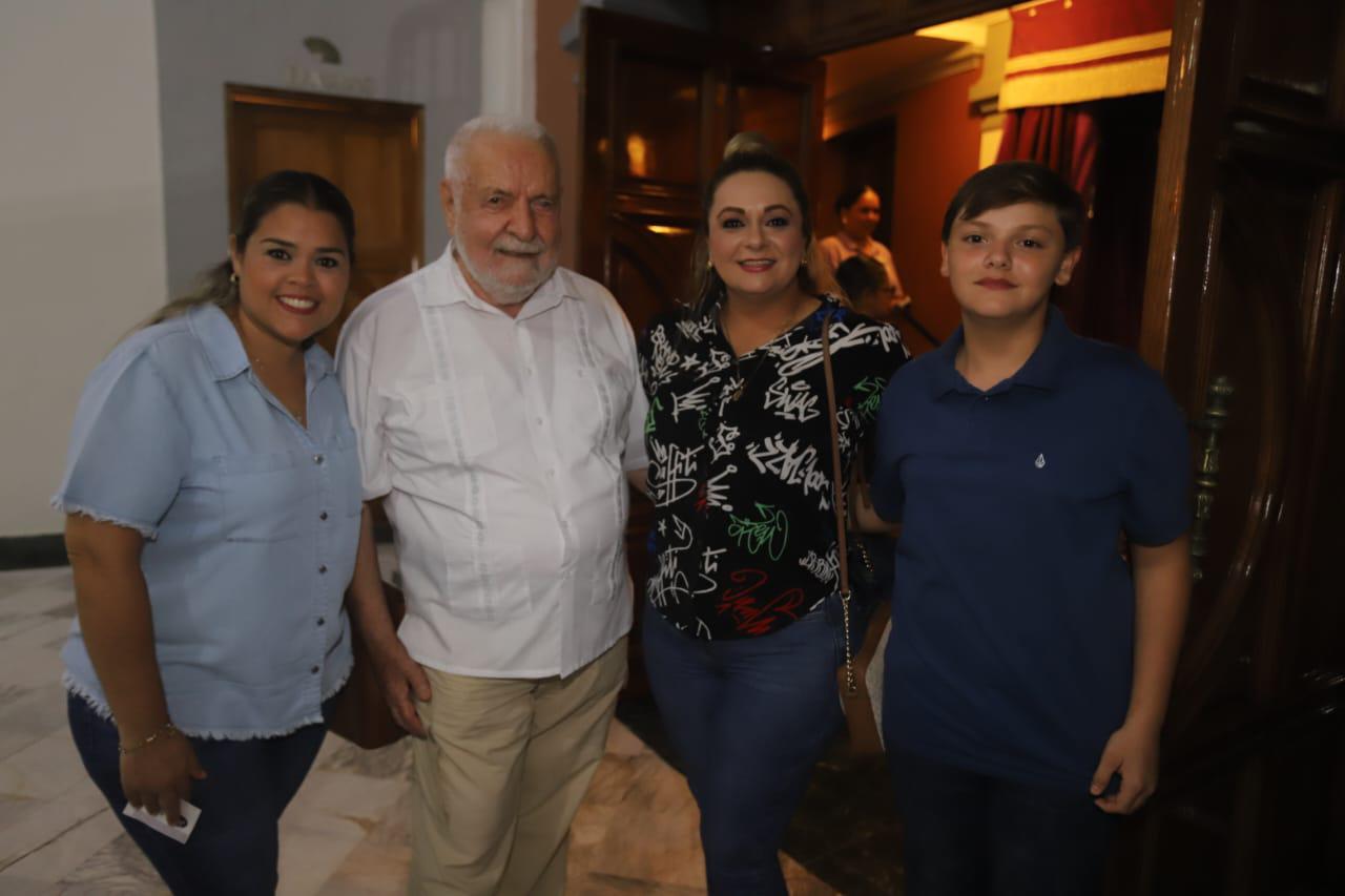 $!Mariela Moreno, el Padre Alfredo Spigarolo, Érika Valdez y Cuauhtémoc Murúa.