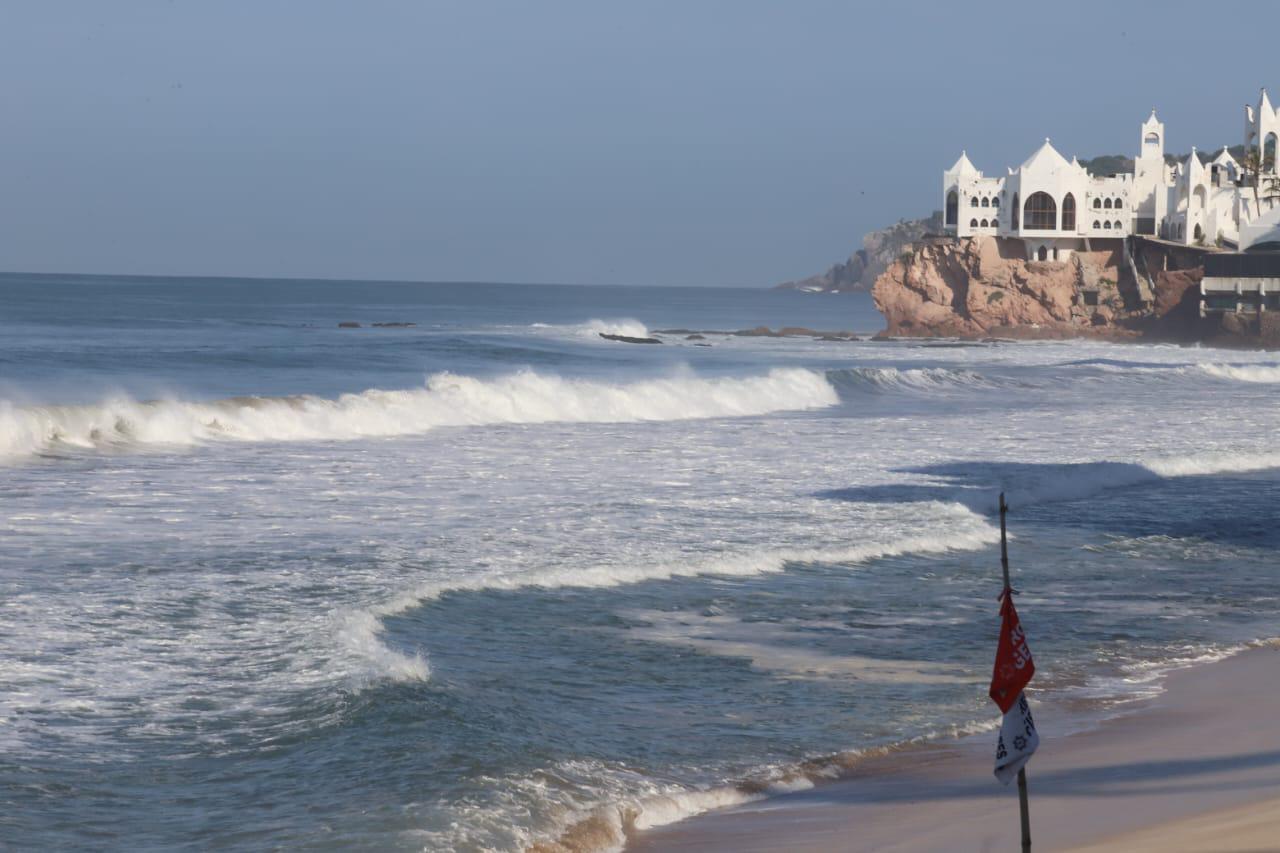 $!Joven de Chihuahua desaparece en mar en Mazatlán y rescatan a tres por fuerte oleaje