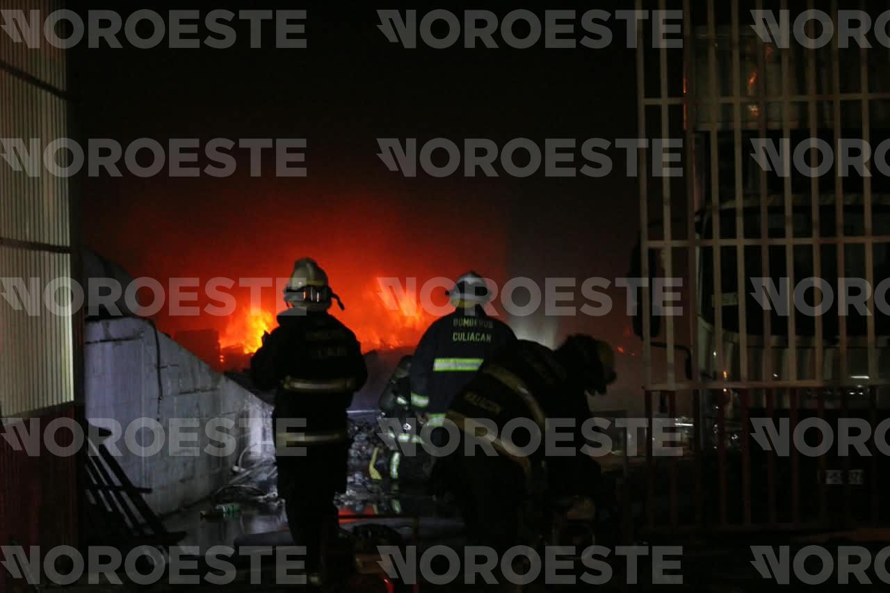 $!Se incendia bodega distribuidora de electrodomésticos por La Costerita, en Culiacán