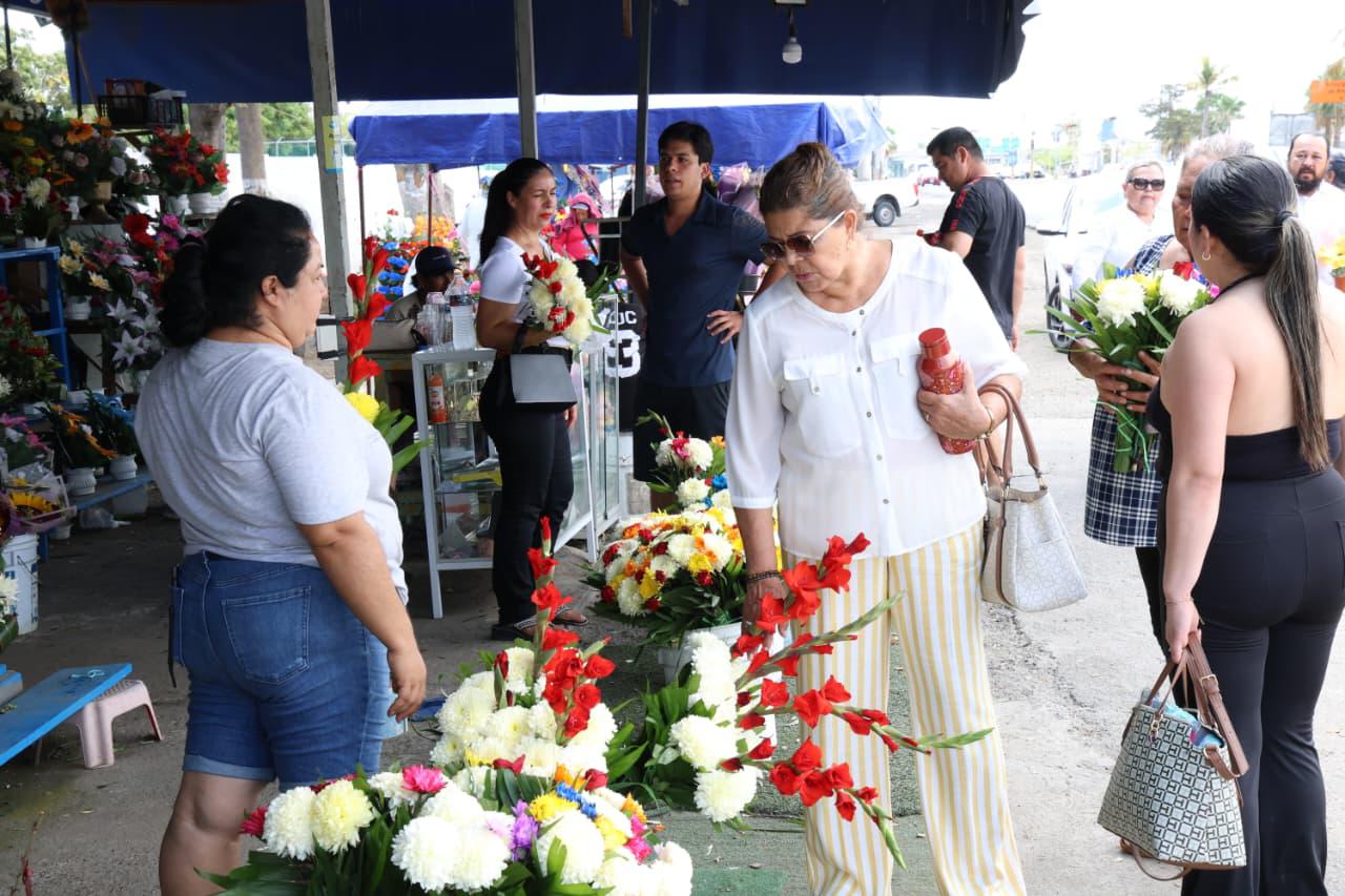 $!Recuerdan a los padres con flores y homenajes en panteones de Mazatlán