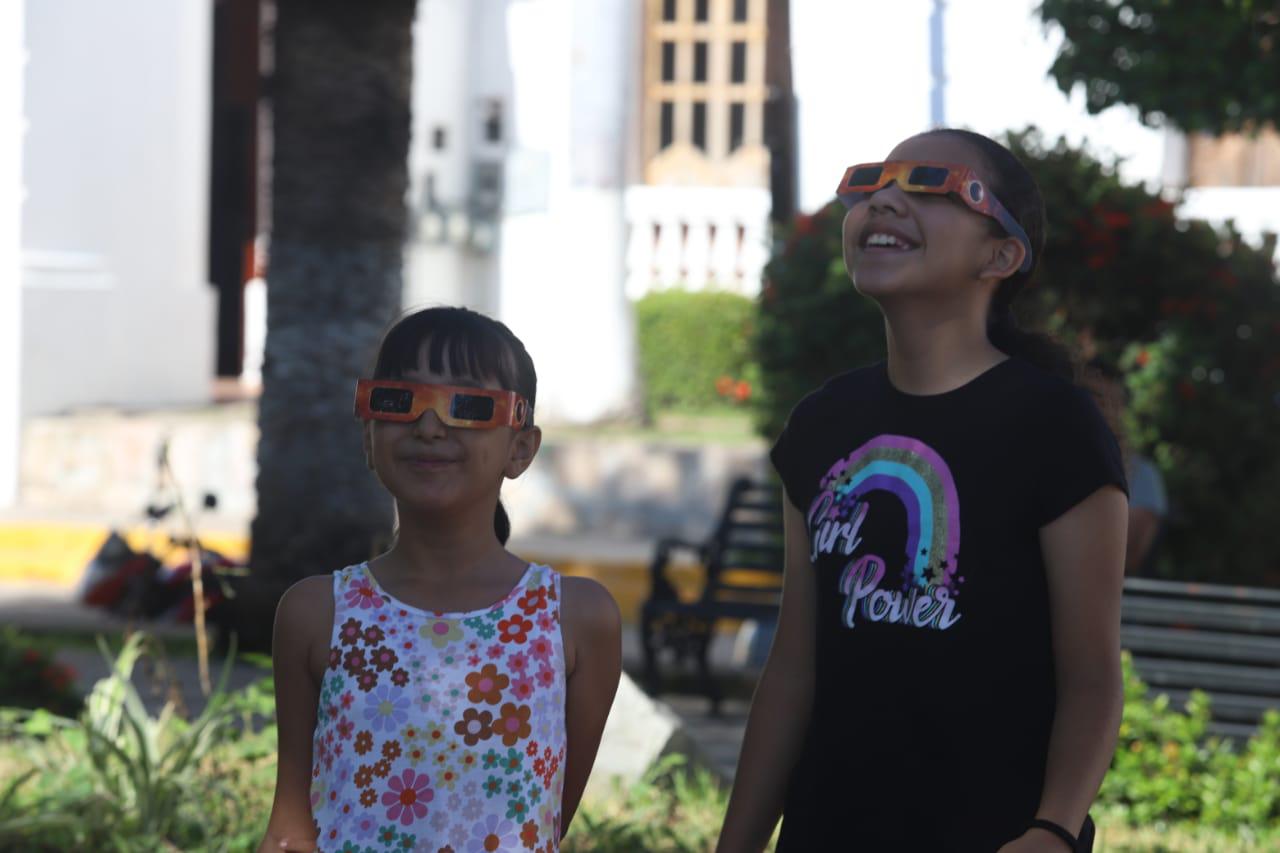 $!Niños, los que más disfrutan del eclipse solar anular en Concordia