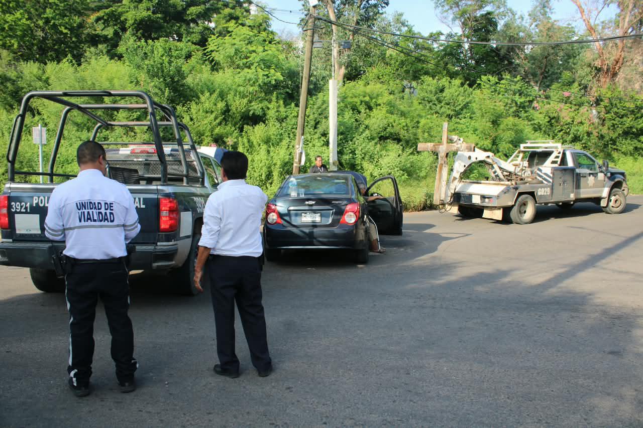 $!Choque de patrulla de la Policía Municipal y auto particular deja tres heridos en Cañadas, en Culiacán