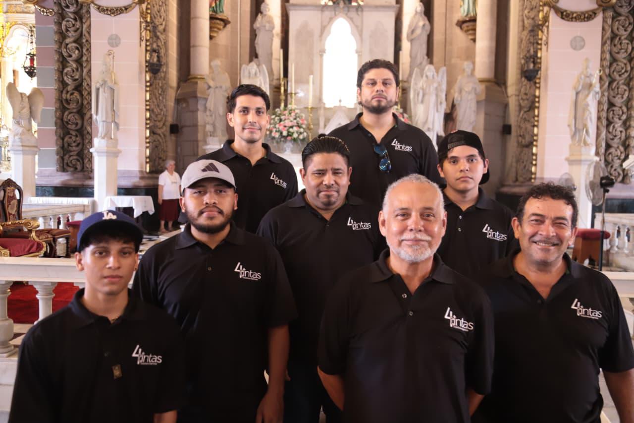 $!El equipo del área de prensa se tomó la fotografía del recuerdo.