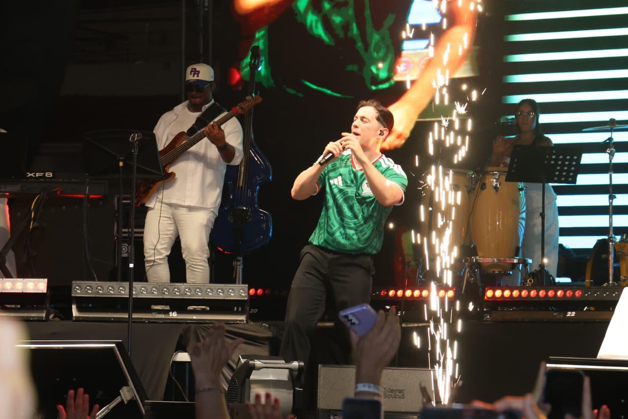 $!Guaynaa ‘arma’ la fiesta en Olas Altas y pone a bailar a Mazatlán
