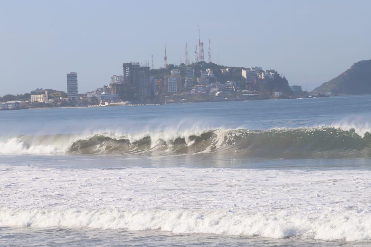 $!Joven de Chihuahua desaparece en mar en Mazatlán y rescatan a tres por fuerte oleaje