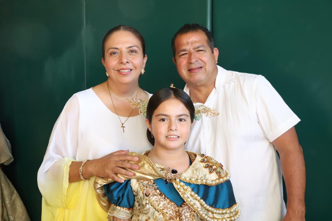 $!Noelia I, Reina de la Poesía del Carnaval de Mazatlán 2026, entre sus padres, Jazmín Covarrubis y Noel Vega.
