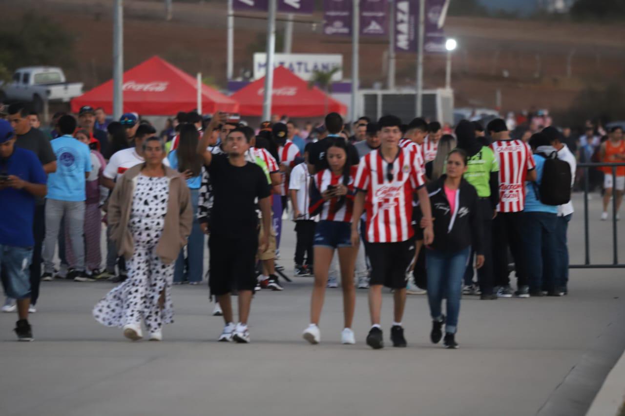 $!Invasión Chiva se presenta en El Encanto para dar guerra a los Cañoneros