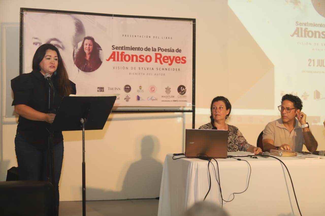 $!La escritora Karina Castillo expresó unos poemas del homenajeado de la tarde.