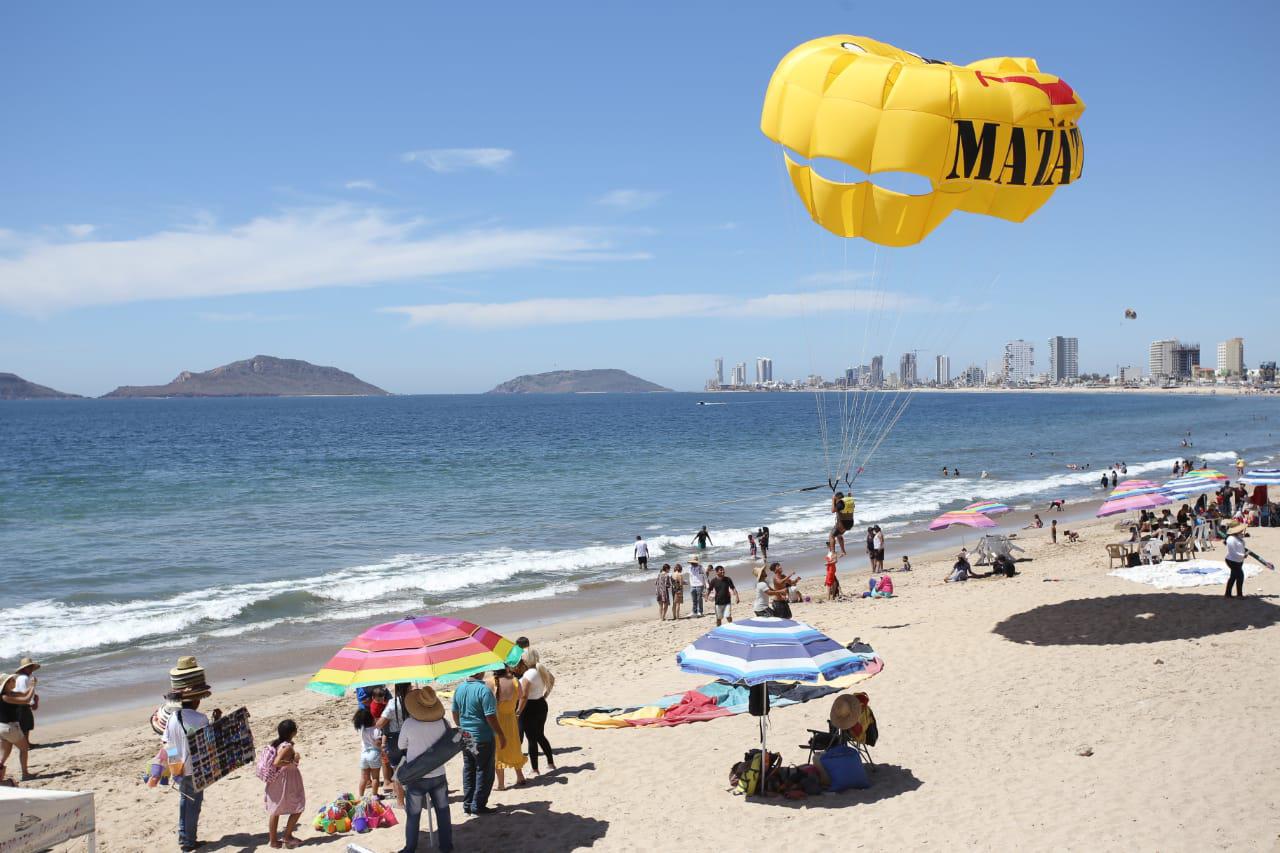 $!A unos días de Semana Santa, playas de Mazatlán lucen muy concurridas