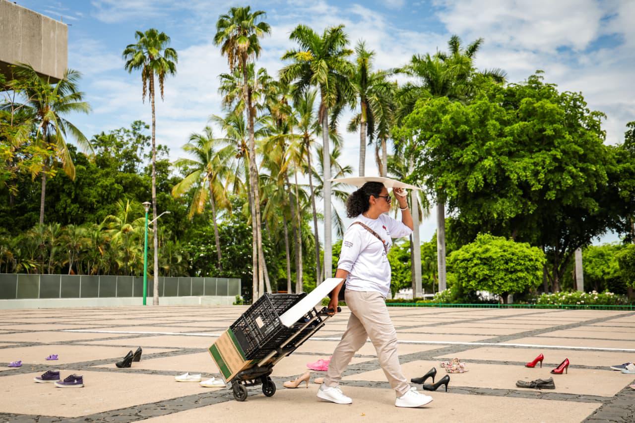 $!El camino de zapatos de los desaparecidos: dolorosa manifestación de madres buscadoras