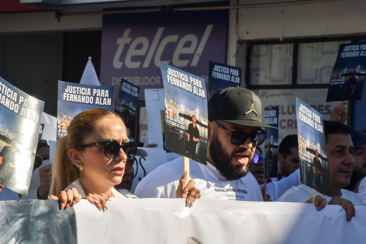 $!‘Fernando Alan no era un criminal’: marchan en Culiacán por justicia del joven muerto en operativo militar
