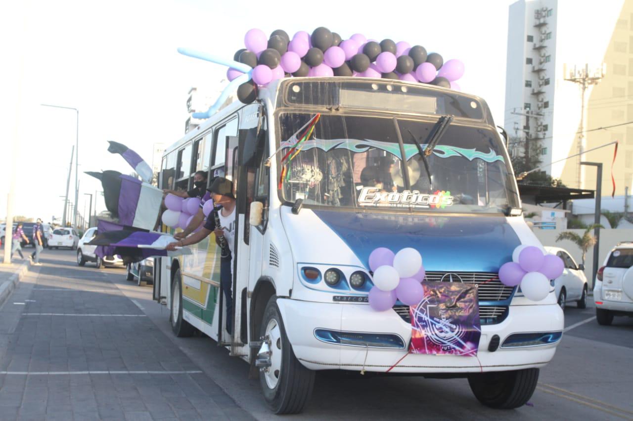 $!La Caravana Cañonera inunda de morado el Malecón de Mazatlán
