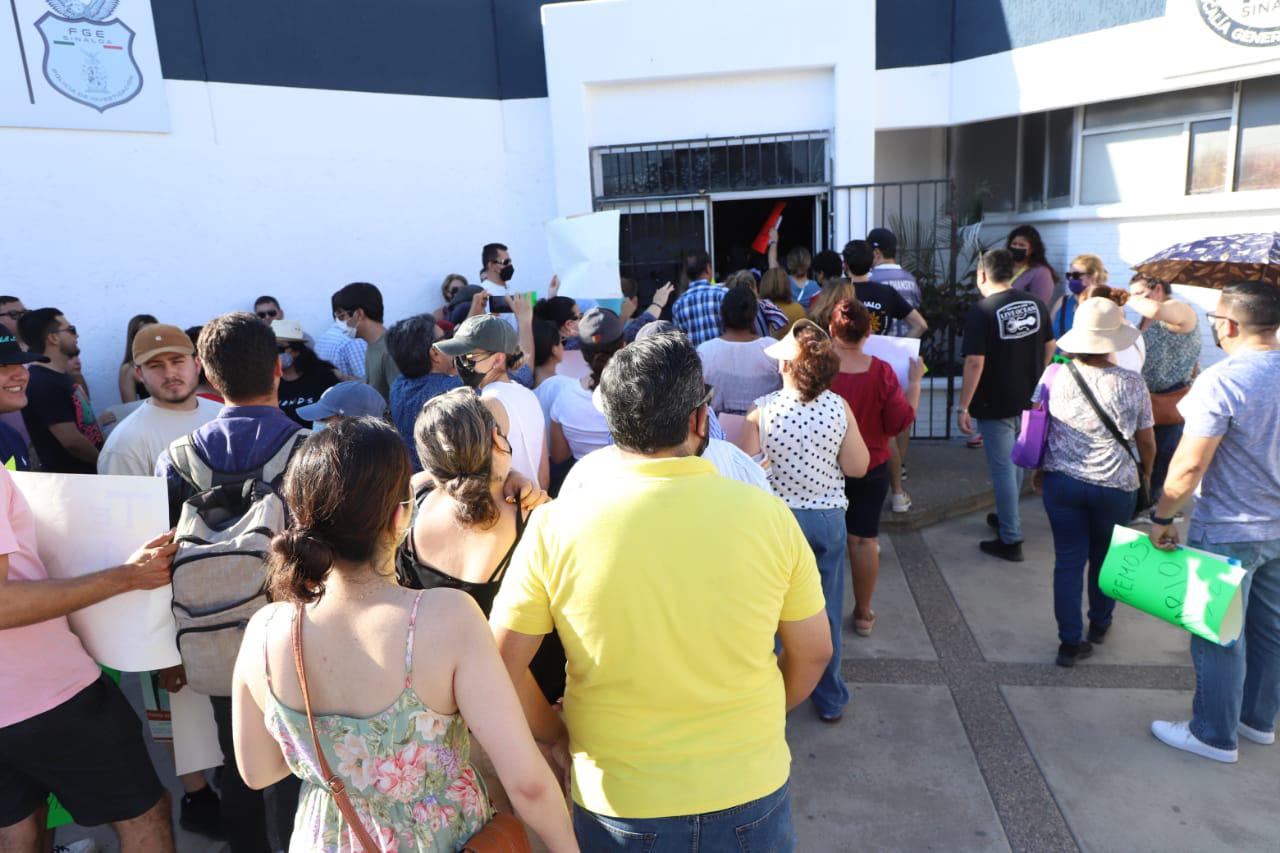 $!Protestan y bloquean Zona Dorada por desaparición de joven Mario Eduardo, en Mazatlán; ni la Fiscal ni el Alcalde los atienden