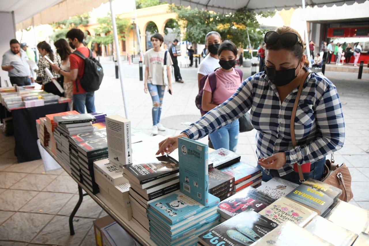 $!Elmer Mendoza inaugura la Feria Internacional del Libro en Culiacán