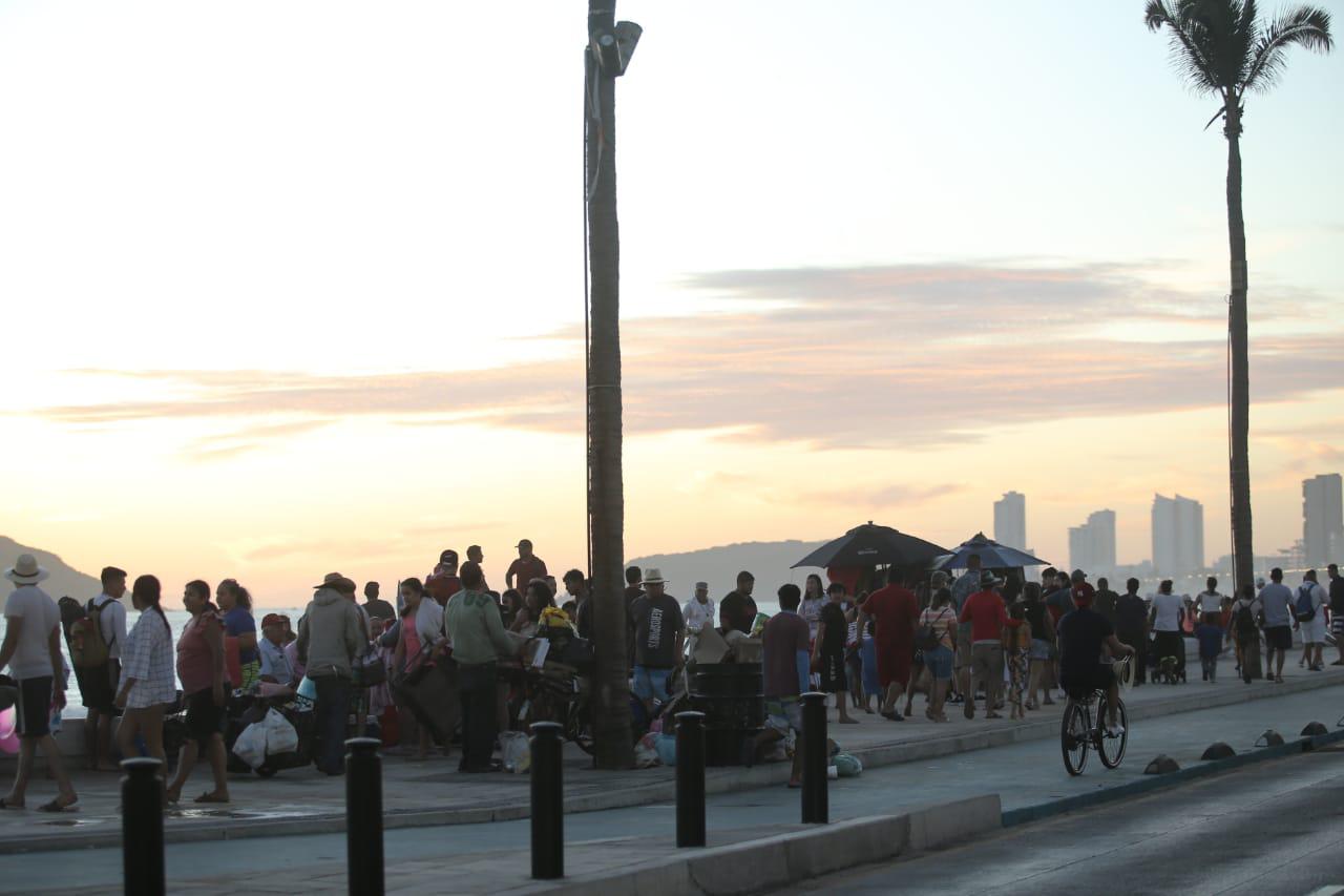 $!Se llena el malecón de Mazatlán; esperan la noche para prolongar la fiesta