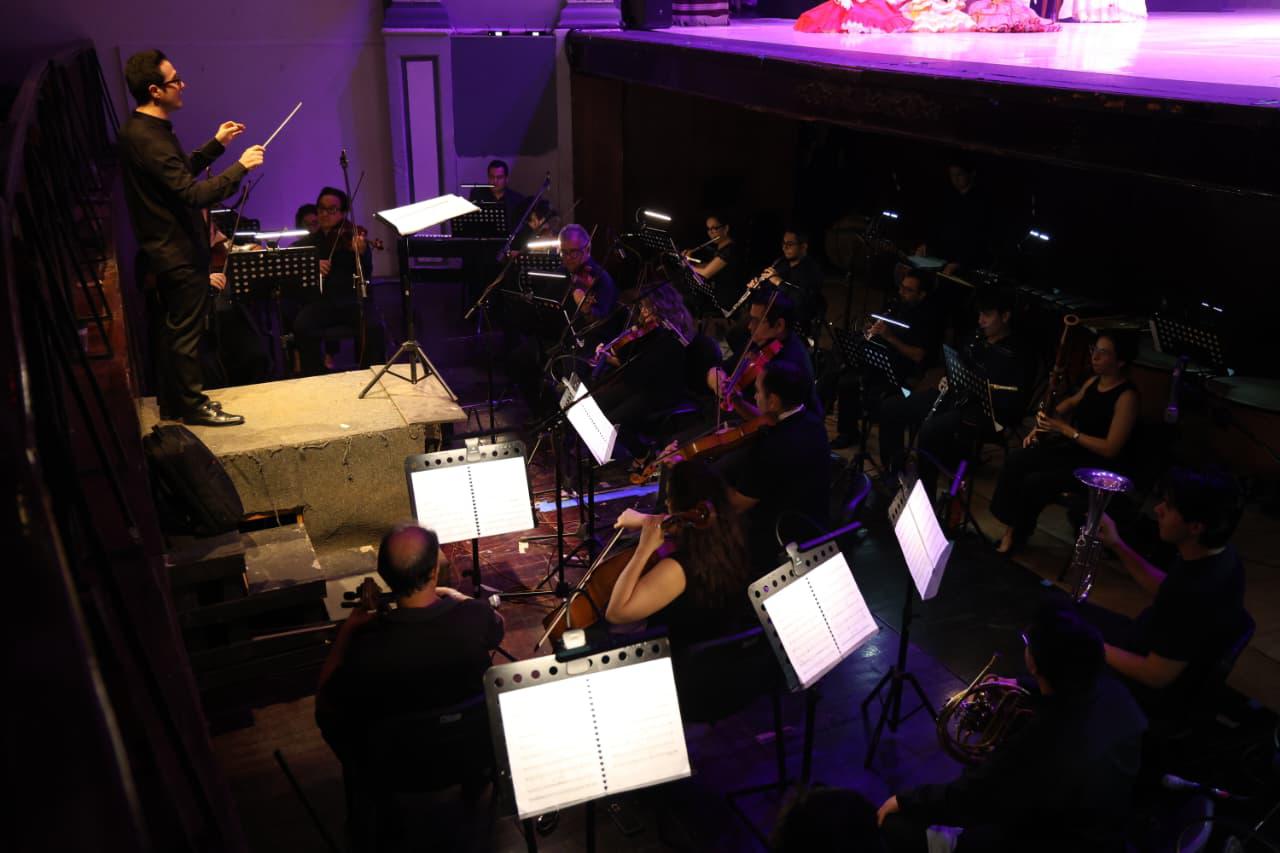 $!La Camerata Mazatlán, dirigida por el maestro Sergio Freeman, acompañó la presentación de esta entrañable obra clásica.