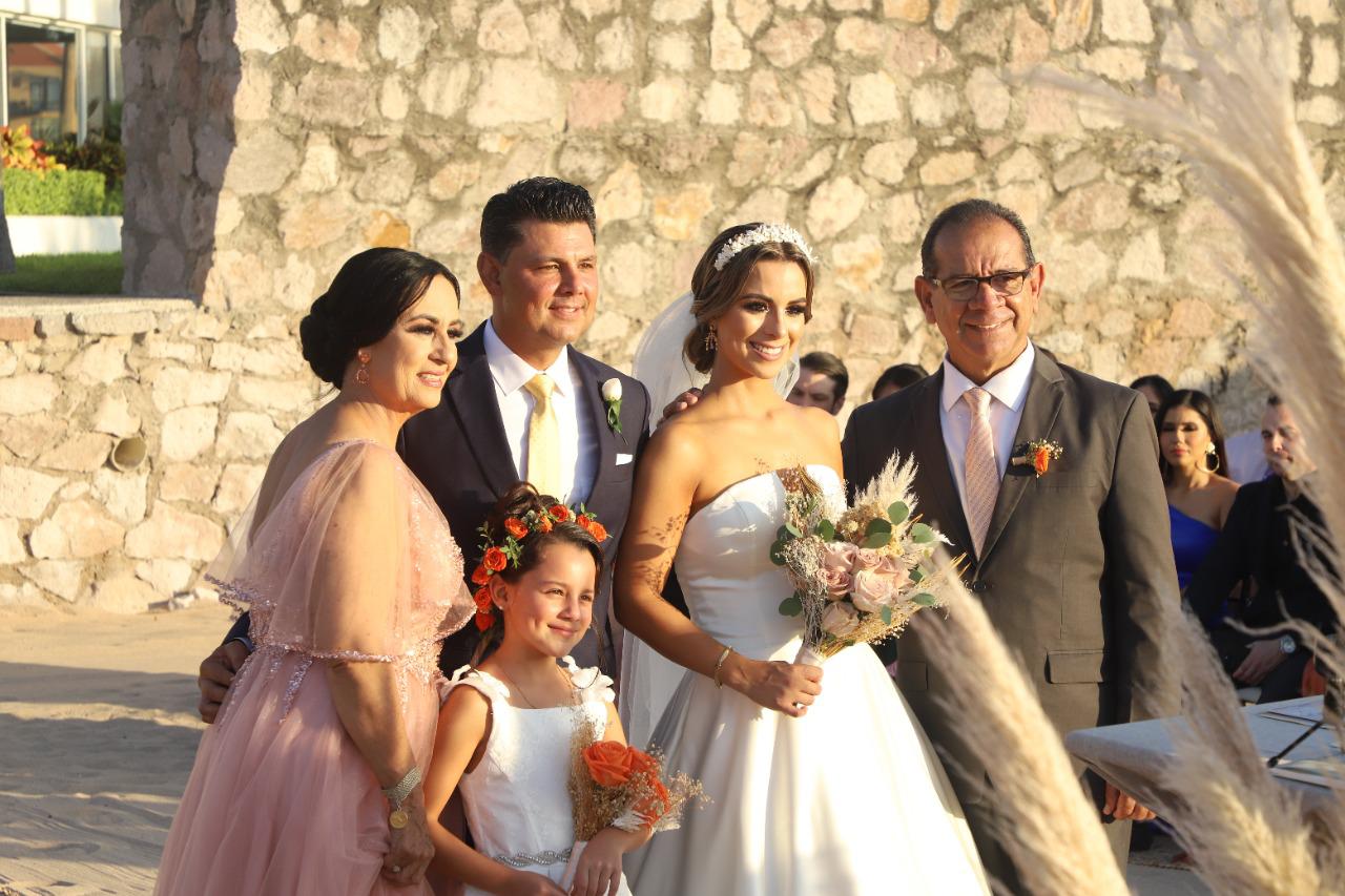 $!La pareja junto a Reveca Muñoz de Villaseñor y José Luis Villaseñor, papás de la novia, y la hija del novio, Miranda.