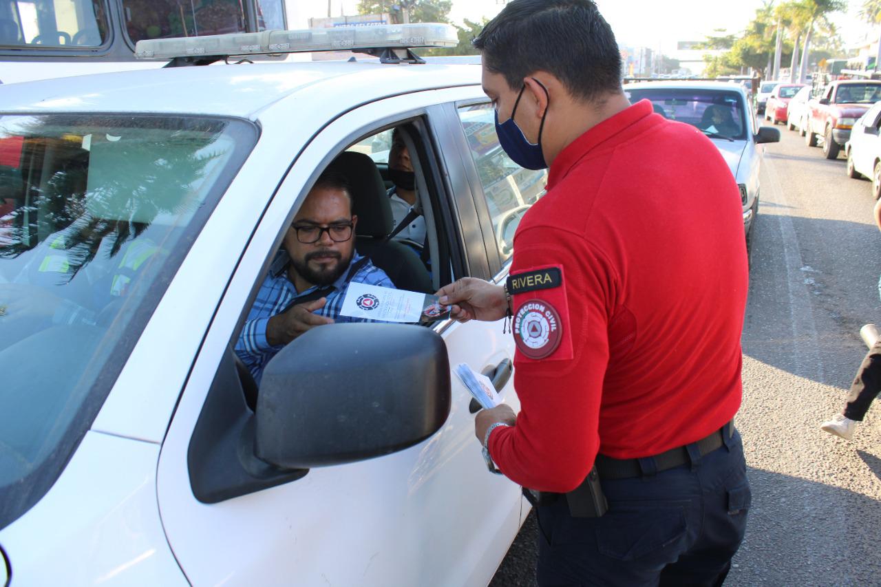 $!Entrega Protección Civil de Mazatlán volantes de campaña anti pirotecnia