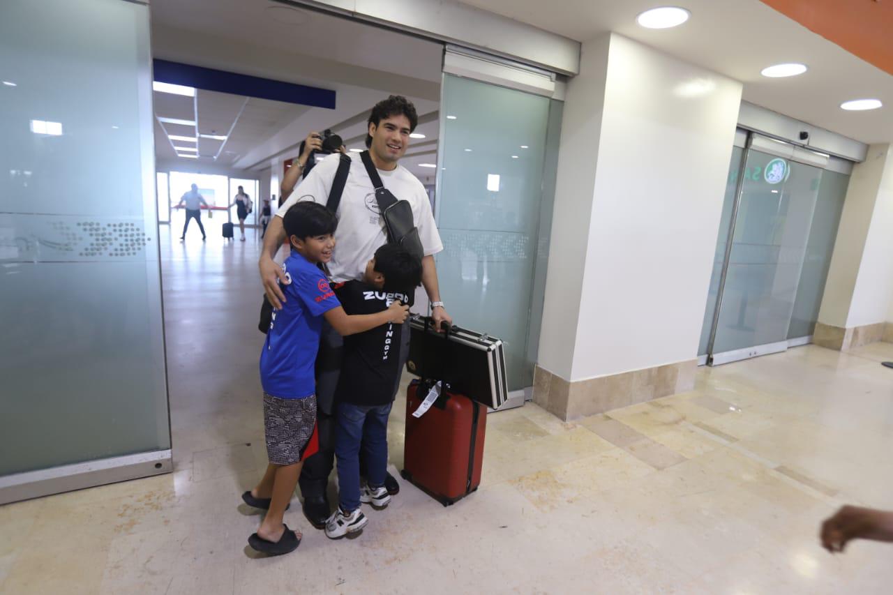 $!Con música de banda y muestras de cariño reciben al ‘Zurdo’ Ramírez en Mazatlán