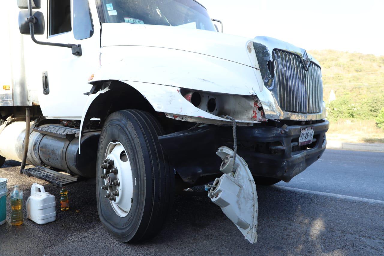 $!Camión choca con camioneta en La Sirena, en Mazatlán