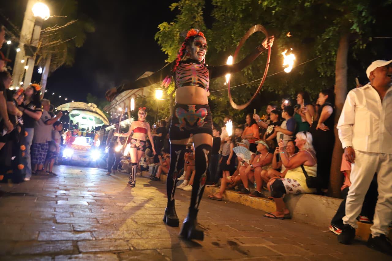 $!Mazatlán celebra la ‘Noche de Esperanza’ con arte y callejoneada de Día de Muertos