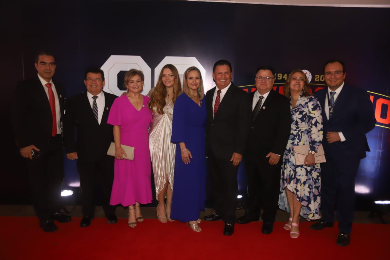 $!Salvador Escobar, presidente de la Liga Mexicana del Pacífico, junto a Humberto Barros, Titina Llausás de Barros, Ana Sofía Barros, Elena Zorrilla de Barros, Ismael Barros, Humberto Barros, Corina García de Barros e Ismael Barros Zorrilla.