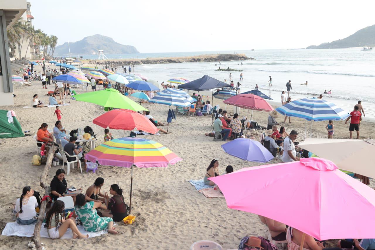 $!Viven tarde de algarabía en las playas de Mazatlán durante Semana Santa
