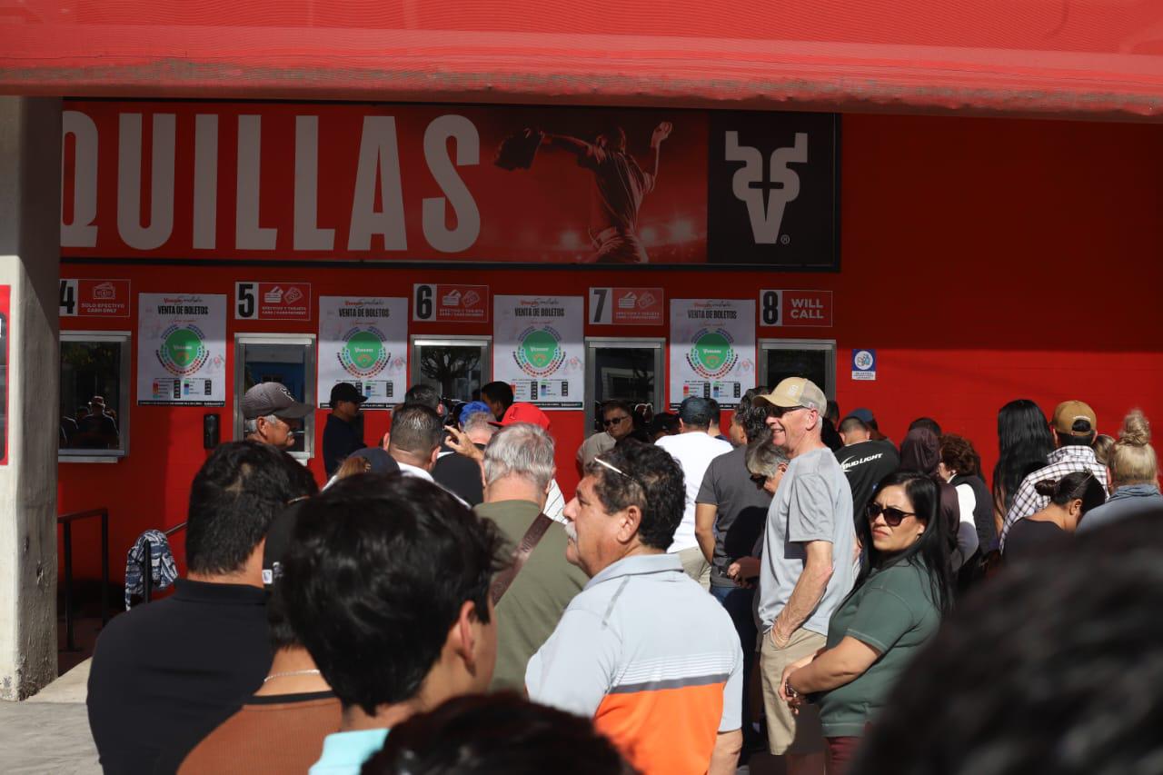 $!Aficionados se apresuran por un boleto de Venados vs. Tomateros