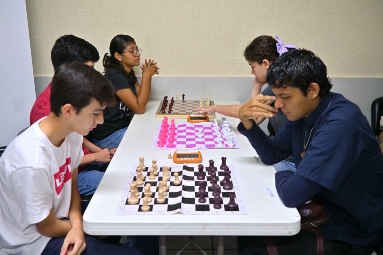 $!Jaque mate a las adicciones: reúnen a decenas de estudiantes en torneo de ajedrez por la paz en Mazatlán