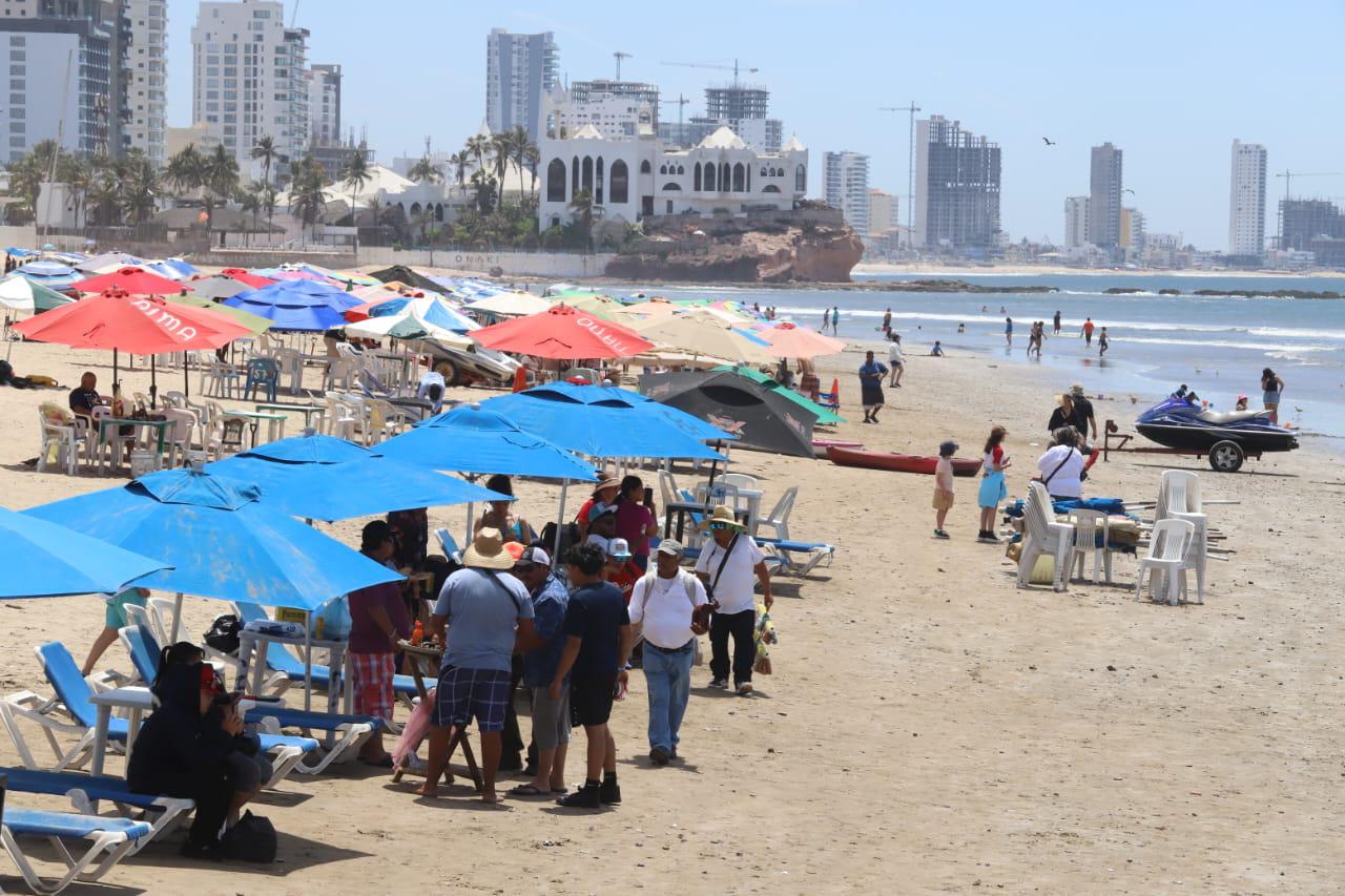 $!Continúa afluencia de visitantes en zona turística de Mazatlán