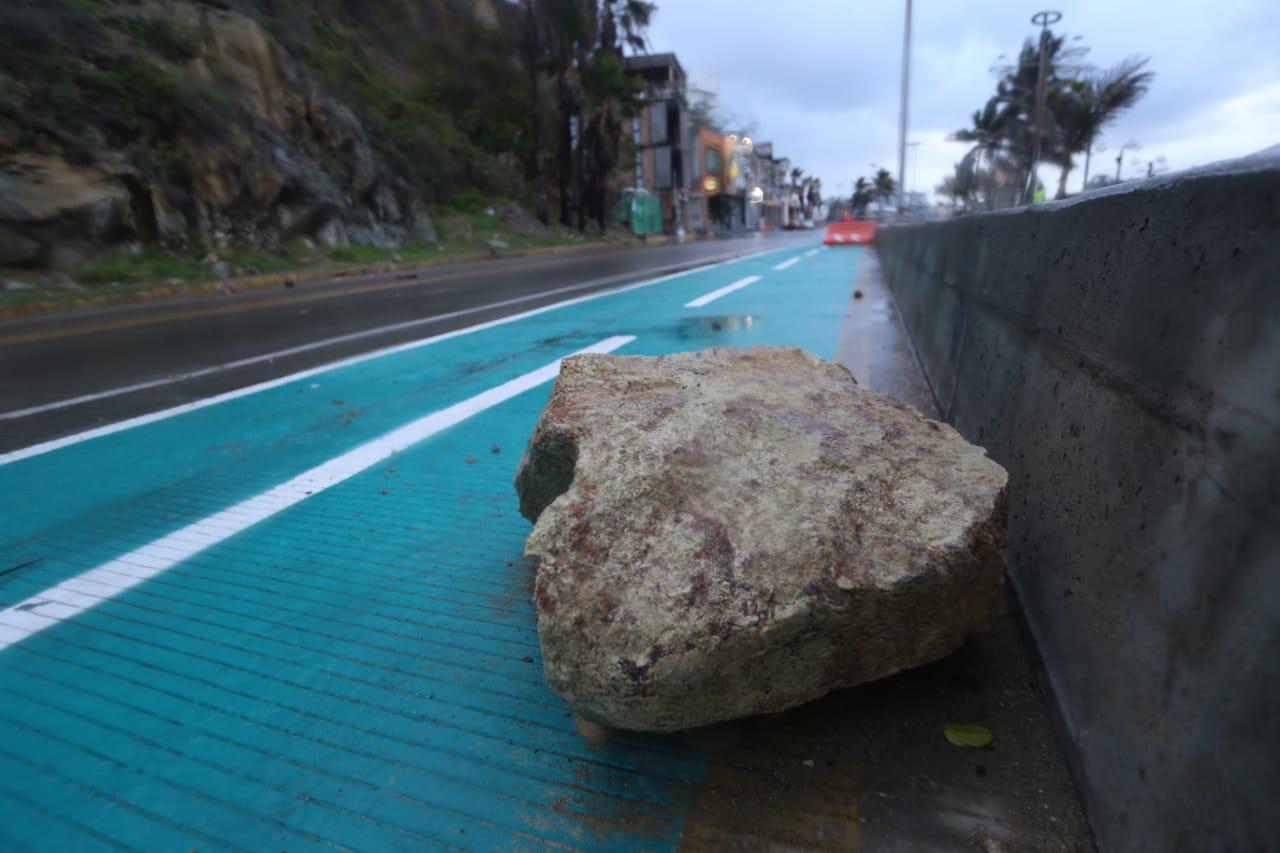 $!Lluvias por la tormenta Enrique dejan inundaciones en vialidades y playas cerradas en Mazatlán