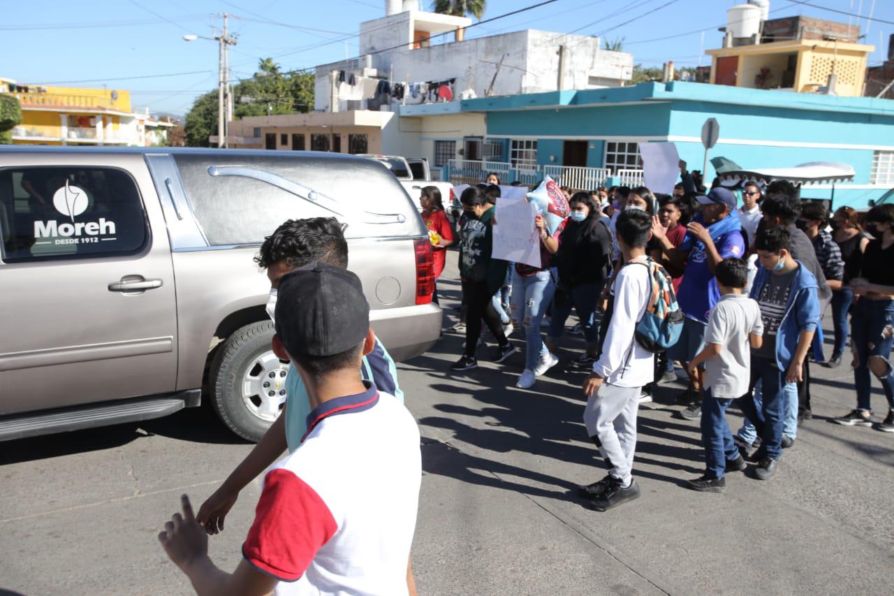 $!Familiares y amigos despiden a Valentina, la adolescente asesinada en Mazatlán