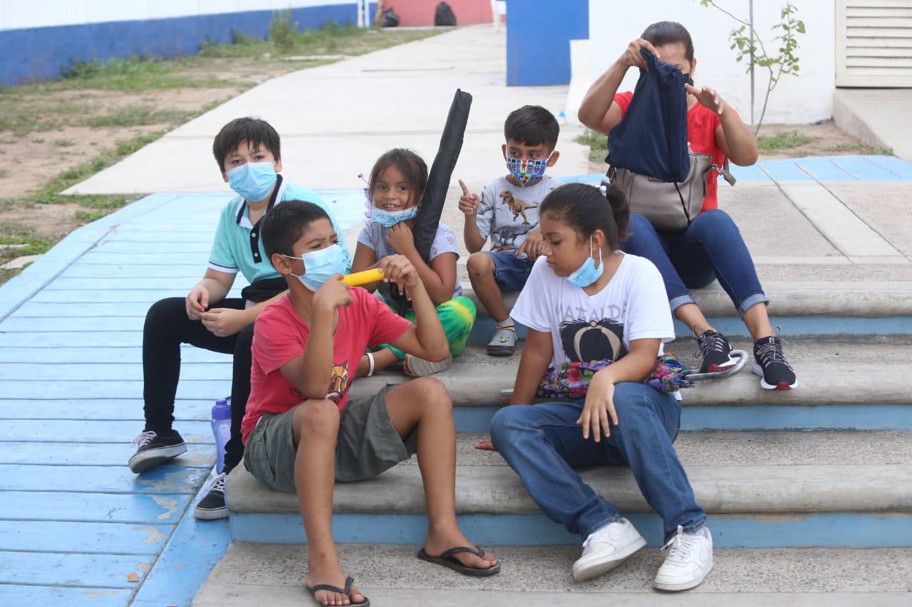 $!En Mazatlán llevan a niños de 5 a 11 años a vacunarse contra el Covid, pero los regresan porque se agotaron las dosis