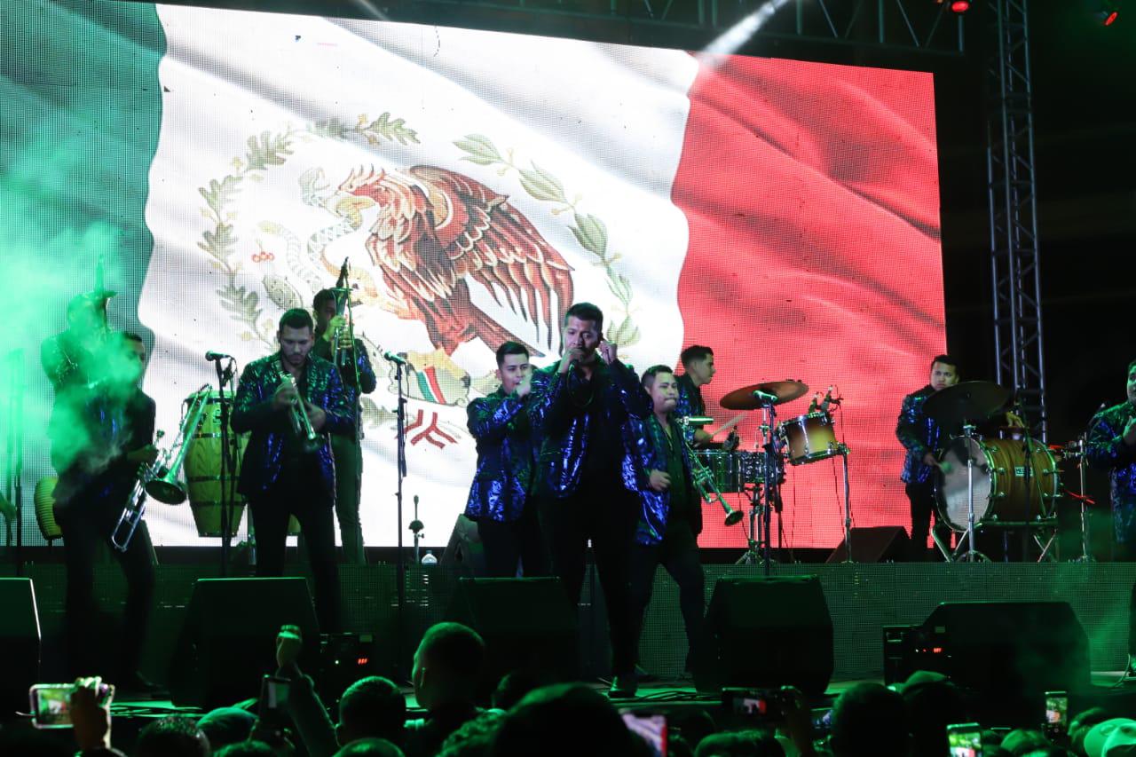 $!El Coyote y su Banda Tierra Santa arman la fiesta en Olas Altas