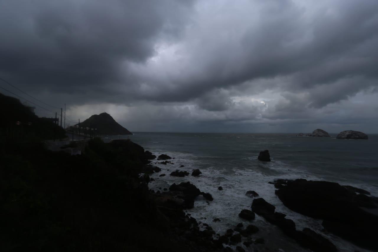 $!Lluvias por la tormenta Enrique dejan inundaciones en vialidades y playas cerradas en Mazatlán