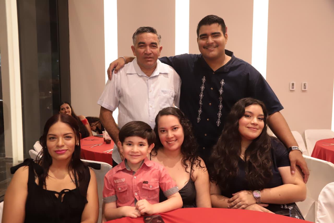 $!Héctor Zarate, Guillermo Jiménez, Sugey Pastrano, Nolan Zarate, Isabel Morán y Joselin Thomson.