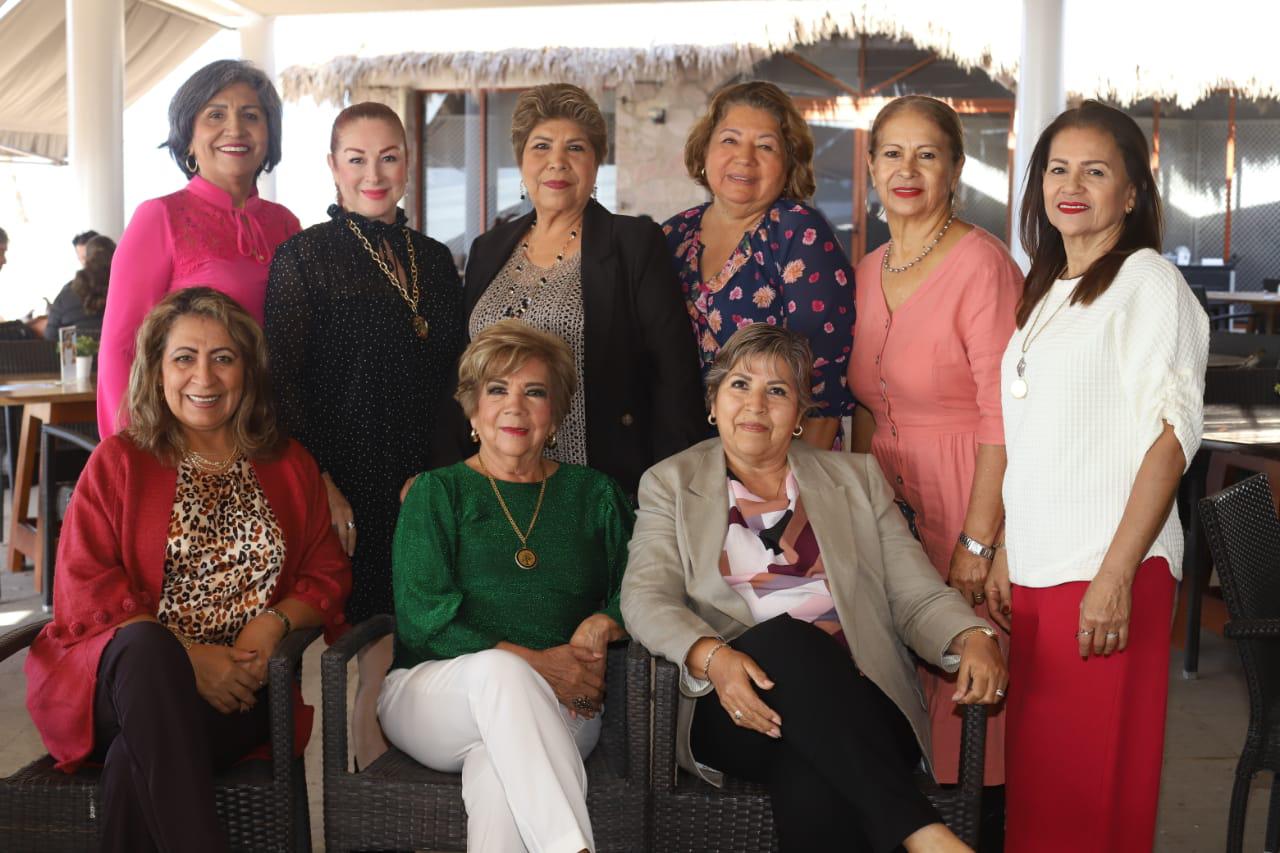 $!La cumpleañera entre sus alumnas de la Unidad Noroeste de Anspac.