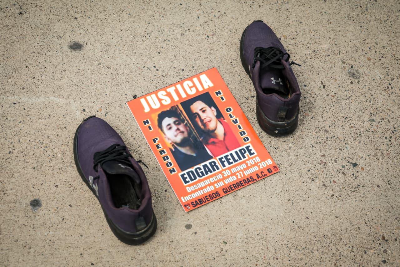 $!El camino de zapatos de los desaparecidos: dolorosa manifestación de madres buscadoras