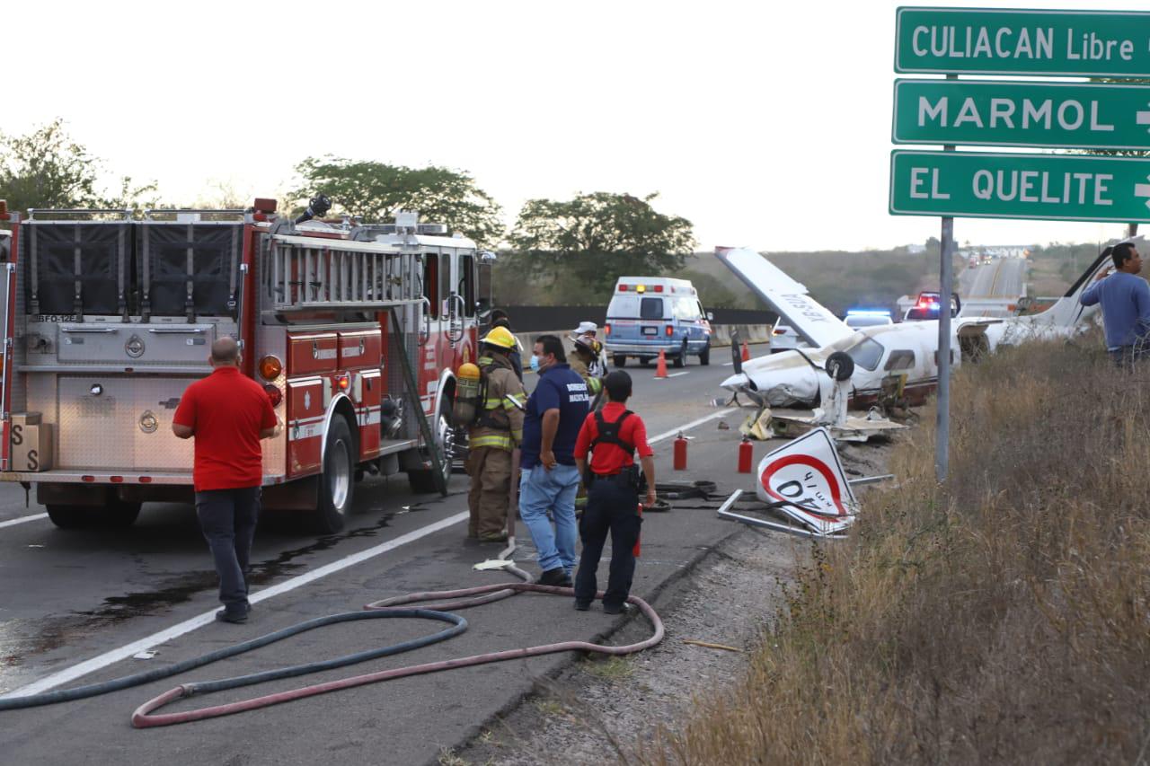 $!Avioneta aterriza de emergencia en Autopista Mazatlán-Culiacán