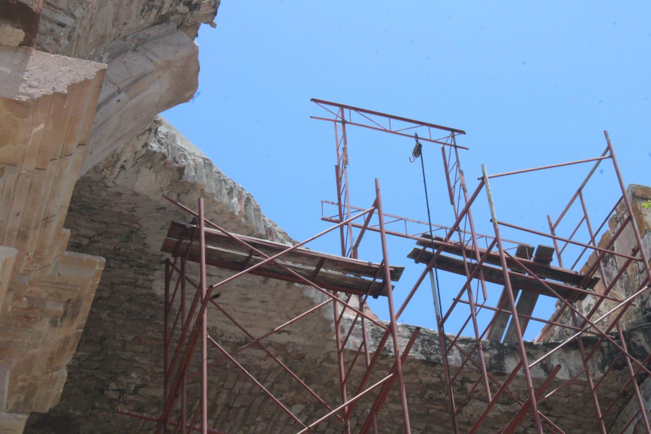 $!Ruinas del templo antiguo de Rosario aquejadas por maleza y enjambre de abejas