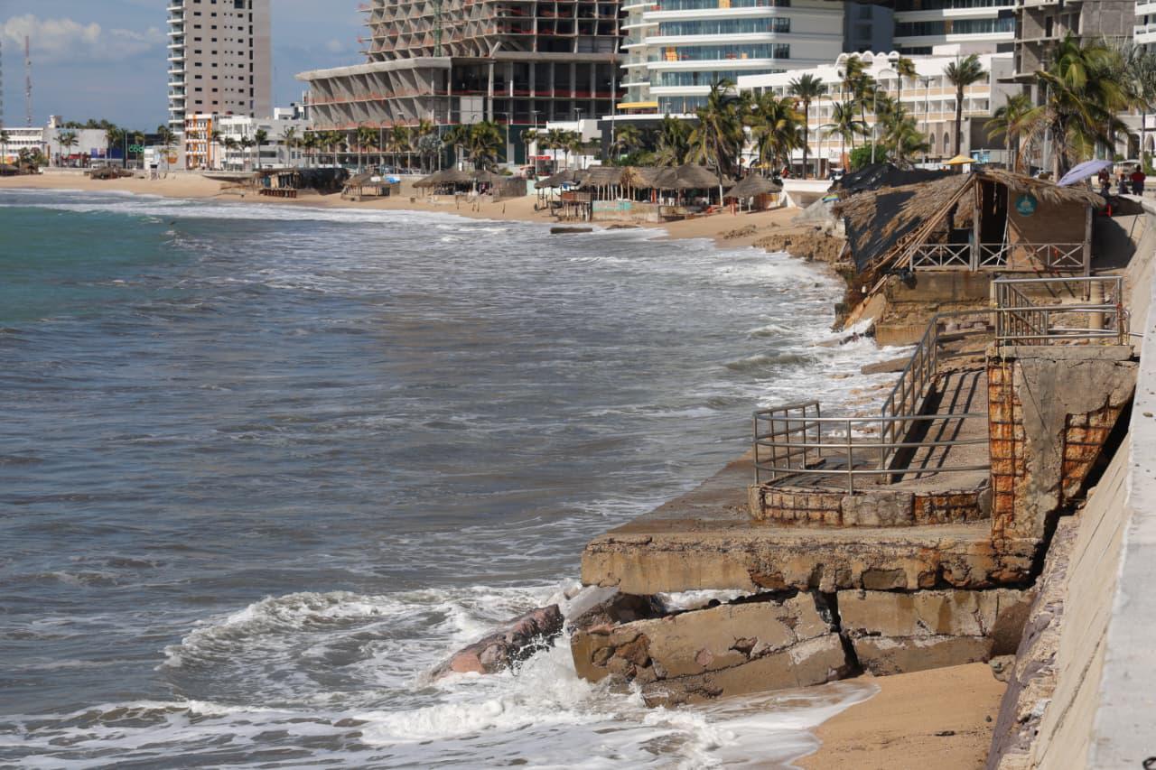 $!Además de seis socavones, oleaje deja daños en muros de contención y accesos del malecón de Mazatlán