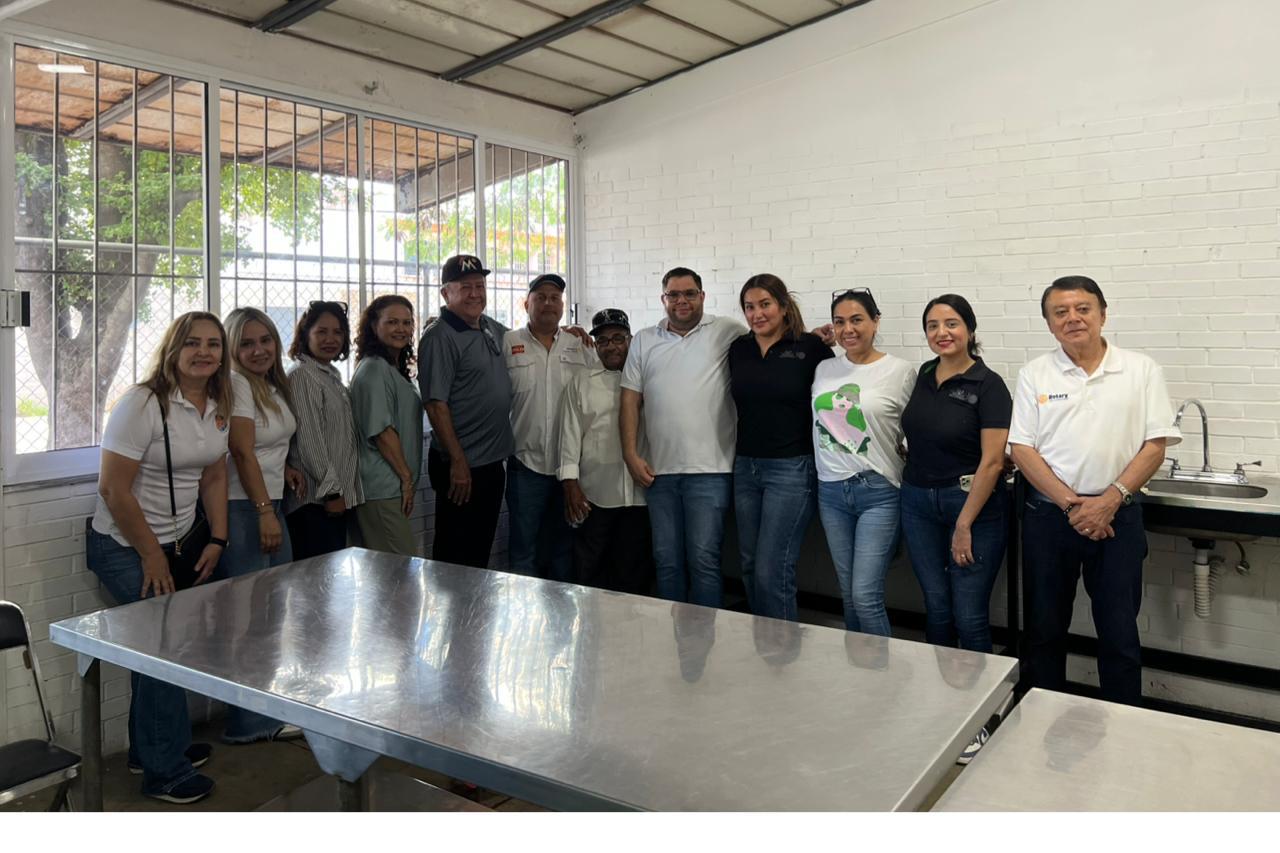 $!Directivos del Centro de Atención Múltiple y del Club Rotario Culiacán Oriente.